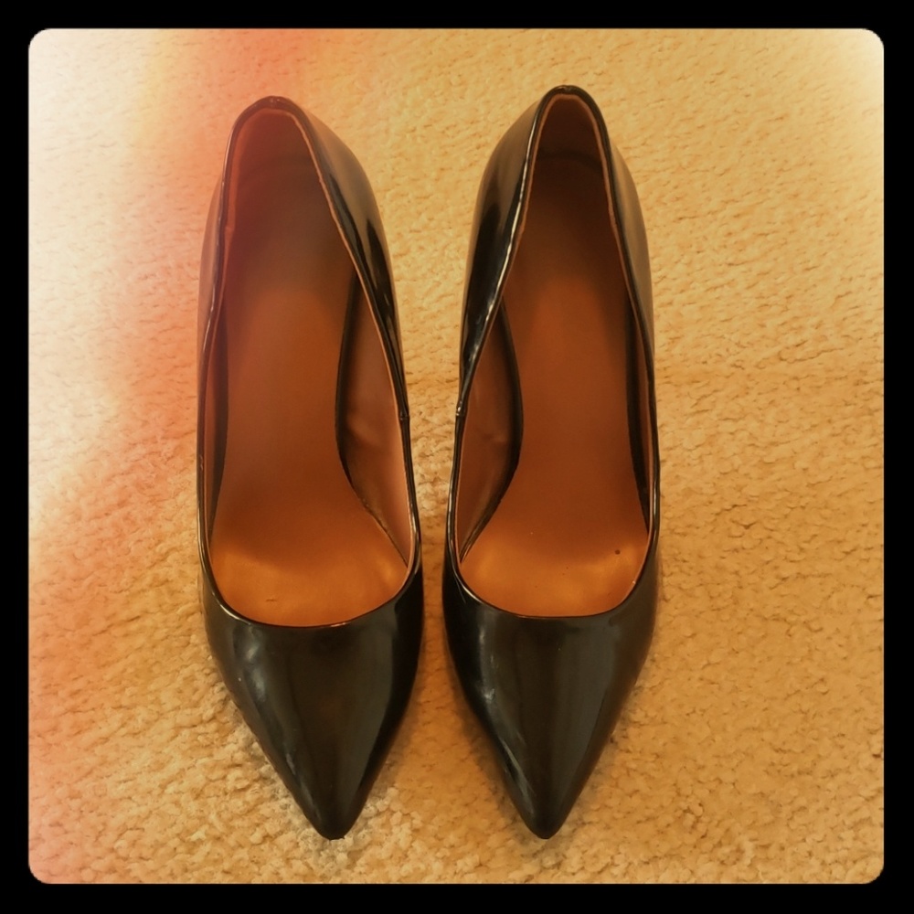 Black high heel pumps